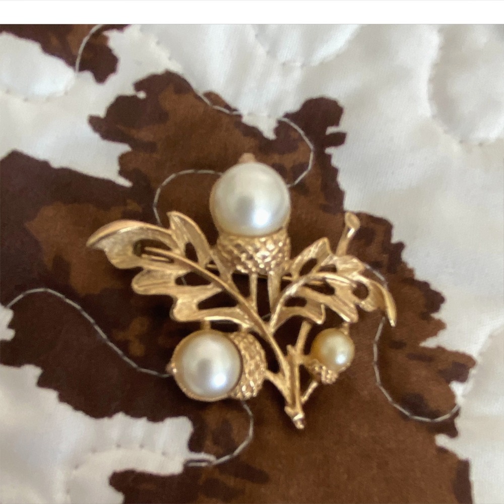 Avon Vintage Gold Tone Faux Pearl Acorn Oak Leaf Brooch Pin Marked